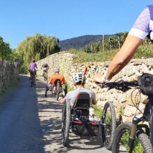 Handbiker und Begleiter in Boudry auf dem Weg zum Creux du Van Ausflug mit Kollegen