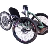 Reactive Nuke Handbike mit Nabenmotor im angetriebenen Hinterrad. Reactive Nuke Offroad Handcycle mit Heckmotor