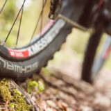 Bei wenig Luftdruck passt sich der Reifen dem Untergrund an. MTB-Reifen passt sich an