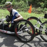 Ein TopEnd Handbike wird von einem Roadrace PowerPod geschoben. Roadrace PowerPod