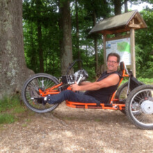 Reiner Stricker mit seinem Lupo Handbike. Die Hinterräder sind mit Nabenmotoren ausgerüstet. Stricker Handbike Lupo Heckmotor