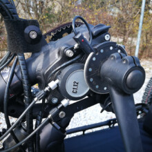 Pinion C1.12 an Schmicking MTB-Handbike mit Nabenmotor und Zahnriemen Antrieb. Pinion C1.12 an Schmicking Handbike