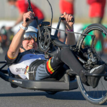 Annika Zeyen mit dem Schmicking Liege-Rennhandbike. Renn-Liegehandbike