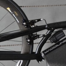 zwei Rennrad-Felgenbremsen am Maddiline Carbide Felgenbremsen